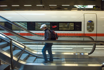 Berlin  ein Mann auf einer Rolltreppe im Hauptbahnhof