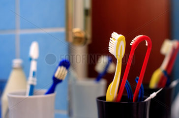 Berlin  Zahnbuersten und Zahnbecher in einem Badezimmer