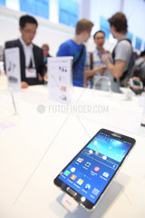 Berlin  Deutschland  ein Handy am Messestand von Samsung zur IFA 2013