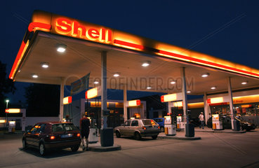 Shell-Tankstelle im Abendlicht