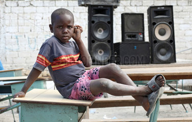 Port-au-Prince  Haiti  Junge sitzt auf einer Schulbank