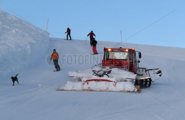 Krippenbrunn  Oesterreich  Schneeraupe praepariert eine Skipiste