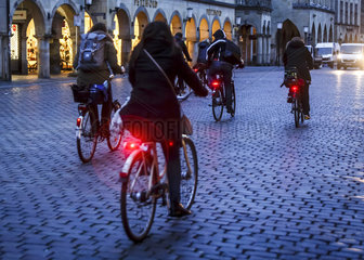 Fahrradfahrer auf dem Prinzipalmarkt  Muenster