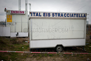Berlin  Deutschland  abgestellter Eiswagen auf einer Brachflaeche