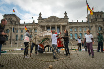 Berlin  Deutschland  Notunterkuenfte aus bemalten Lkw-Planen vor dem Reichstag