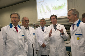 Wowereit besucht Siemens Messgeraetewerk