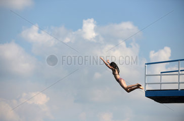 Berlin  Deutschland  ein Maedchen springt vom Sprungturm im Seebad Friedrichshagen