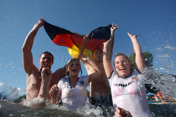 Berlin  Deutschland  feiernde WM Fans im Weissensee