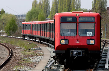 Berlin  Zug der S-Bahnlinie 42