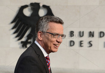 Berlin  Deutschland  Bundesinnenminister Thomas de Maiziere  CDU  vorm neuen Bundesinnenministerium