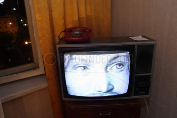 Gomel  Weissrussland  Fernseher in Hotelzimmer zeigt die Augen eines Mannes
