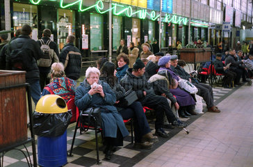 Wartende und Obdachlose im Hauptbahnhof von Breslau (Polen)