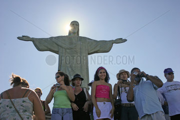 Rio de Janeiro  Brasilien  Touristen vor der Christus-Statue auf dem Corcovado