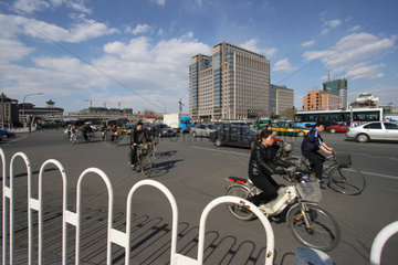 Peking  Fahrradfahrer auf mehrspuriger Strasse