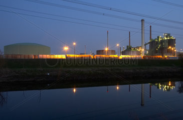 Karlsruhe  Mineraloelraffinerie Oberrhein am Abend
