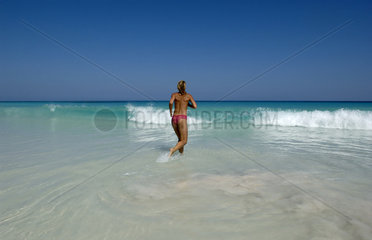 Eine junge Frau beim baden im Atlantik  Bahamas
