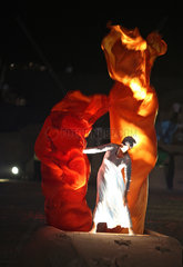 Dubai  Vereinigte Arabische Emirate  Symbolbild  Frau spielt mit dem Feuer