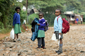 Nairobi  Schulkinder auf dem Heimweg