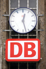 Darmstadt  Deutschland  Bahnhofsuhr und DB Logo am Hauptbahnhof