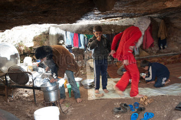 Assaharia  Syrien  Fluechtlinge muessen in Hoehlen zuflucht suchen vor Syriens Assad-Regime
