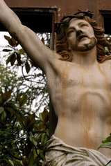 Jesuskreuz in einem Klostergarten
