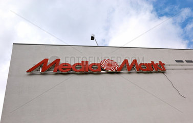 Berlin  Deutschland  unfertiges Media Markt-Schild mit herunterhaengendem Kabel