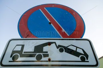 Ankara  Tuerkei - Parkverbot  Schild droht mit Abschleppen von unrechtmaessig geparkten Autos