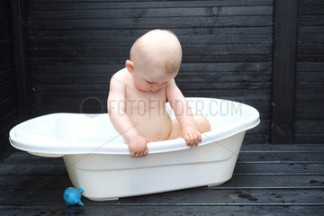 Freiburg  Deutschland  Baby badet in einer Wanne