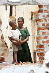 Vakarai  Sri Lanka  Mutter und Kind in einer Ruine