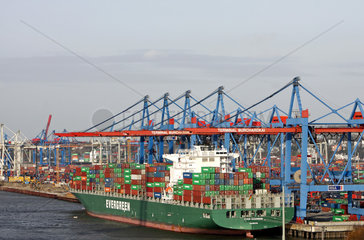 Hamburg  Deutschland  Schiff im Frachtcontainerhafen Hamburg