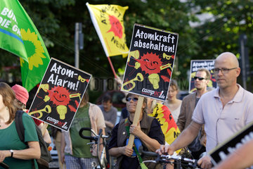 Berlin  Deutschland  Menschen auf einer Anti Atomkraft Demonstration