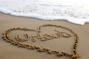 Lacanau  Frankreich  Schriftzug Urlaub mit Herz im Sand