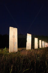 Sosnowka  Polen  aufgestellte Stuecke der Berliner Mauer in der Nacht