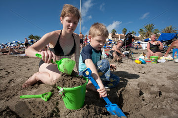 Playa de las Americas  Spanien  Mutter und Kind spielen am Strand auf Teneriffa