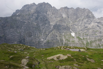 Lauterbrunnen  Schweiz  steile Felswand eines Bergmassivs