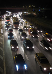 Berlin  Deutschland  Rushhour auf der Stadtautobahn A 100 bei Nacht
