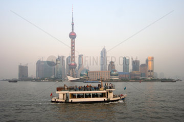 Shanghai  Faehrschiff faehrt an Pudong vorbei