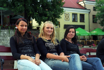 Drei Maedchen am Alten Markt in Sandomierz  Polen