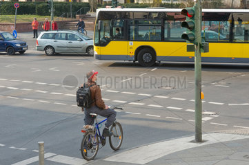 Berlin  Deutschland  Fahrradfahrer vor roter Ampel an einer Kreuzung