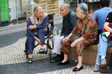 Macau  China  alte Menschen fuehren ein Gespraech