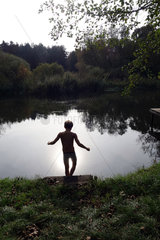 Briescht  Deutschland  Silhouette  Junge geht in der Spree baden
