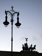 Berlin  Deutschland  Silhouette von der Quadriga auf dem Brandenburger Tor