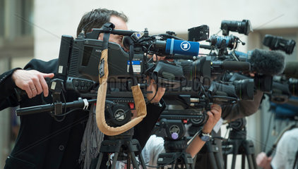 Kameraleute filmen waehrend der E.ON -Bilanzpressekonferenz