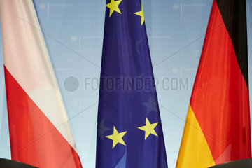 Berlin  Deutschland - Die Fahen von Polen  der EU und Deutschland.