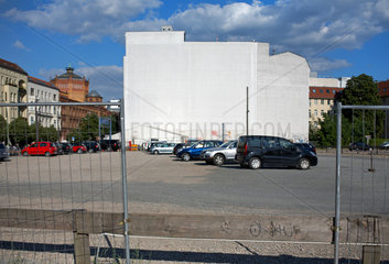 Berlin  Deutschland  grosse als Parkplatz genutzte Brache neben dem Kunsthaus Tacheles