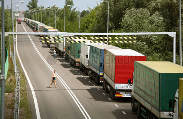 Koroszczyn  Polen  LKWs warten auf die Abfertigung bei der Ausfuhr