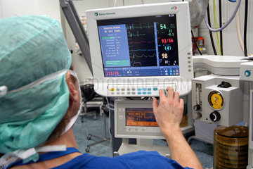 Anaesthesist bei der Ueberwachung eines Patienten