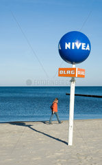 Zinnowitz  Deutschland  ein Nivea-Werbeball am Strand von Zinnowitz/Usedom