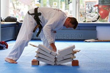 Berlin  Deutschland  Mann absolviert beim Taekwondo-Kurs einen Bruchtest