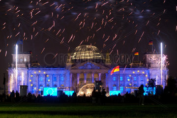 Berlin  Deutschland  beleuchteter Reichstag und Feuerwerk zum Tag der Deutschen Einheit